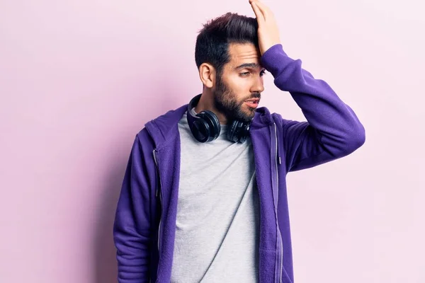 Mladý Pohledný Muž Plnovousem Který Poslouchá Hudbu Používá Sluchátka Překvapená — Stock fotografie