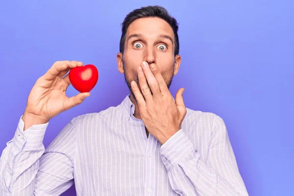 Joven Hombre Guapo Pidiendo Atención Médica Sosteniendo Corazón Rojo Sobre — Foto de Stock