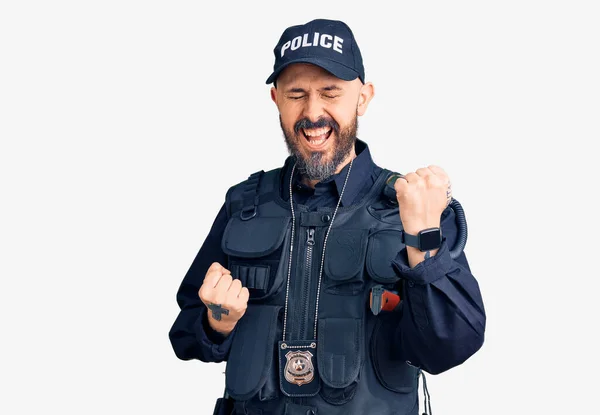 Молодой Красивый Мужчина Полицейской Форме Радовался Удивлялся Успеху Поднятыми Руками — стоковое фото