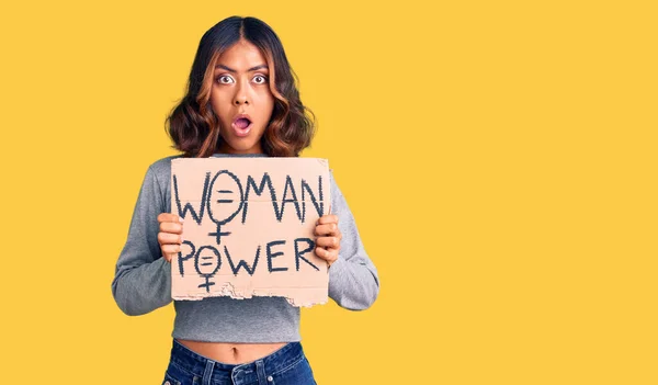 Junge Schöne Gemischte Rasse Frau Mit Frauenpower Banner Verängstigt Und — Stockfoto