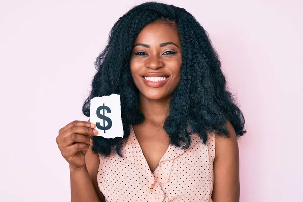 Hermosa Mujer Africana Sosteniendo Papel Símbolo Dólar Con Aspecto Positivo —  Fotos de Stock