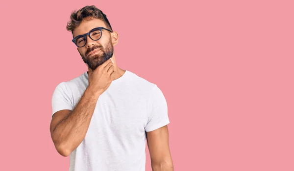 Hombre Hispano Joven Que Usa Ropa Casual Gafas Tocando Cuello —  Fotos de Stock