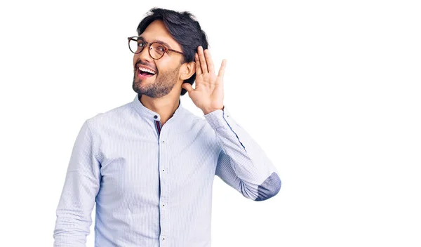 Bonito Hispânico Vestindo Camisa Negócios Óculos Sorrindo Com Mão Sobre — Fotografia de Stock