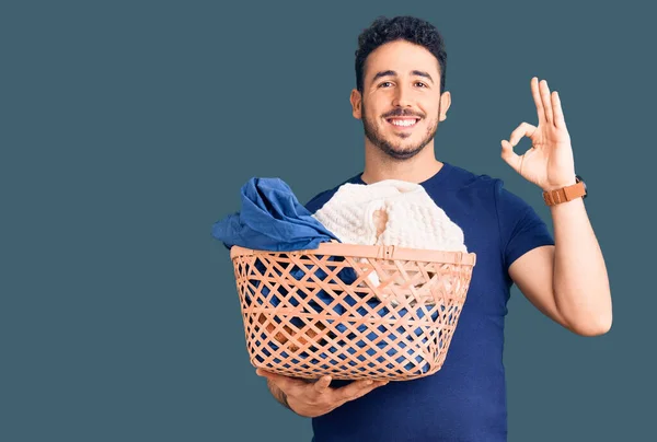 Jonge Latijns Amerikaanse Man Met Wasmand Doet Het Teken Met — Stockfoto