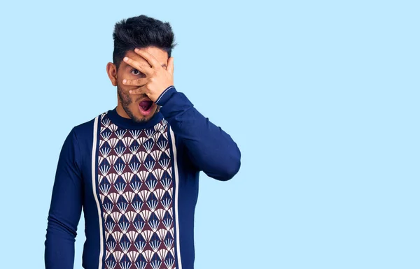 Hombre Joven Latinoamericano Guapo Usando Suéter Invierno Casual Asomándose Cara —  Fotos de Stock