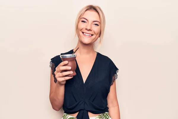 Joven Hermosa Mujer Rubia Bebiendo Taza Bebida Infusión Mate Sobre — Foto de Stock