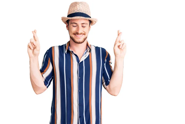 Jonge Knappe Blanke Man Met Een Zomerhoed Met Gekruiste Vinger — Stockfoto