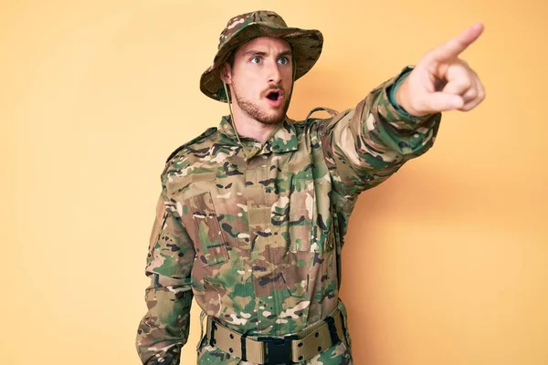 Jeune Homme Caucasien Portant Uniforme Camouflage Armée Pointant Doigt Surpris — Photo