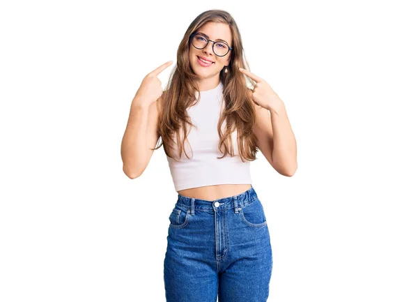 Mulher Branca Bonita Vestindo Roupas Casuais Óculos Sorrindo Alegre Mostrando — Fotografia de Stock