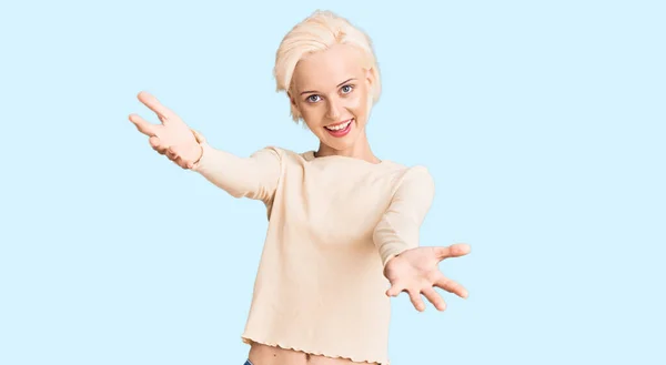 Młoda Blondynka Luźnych Ubraniach Uśmiecha Się Radosne Ręce Oferując Pomoc — Zdjęcie stockowe
