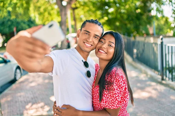 Jeune Couple Latin Souriant Heureux Faire Selfie Par Smartphone Rue — Photo