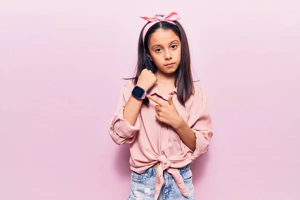 Vacker Barn Flicka Bär Casual Kläder Hast Pekar Att Titta — Stockfoto