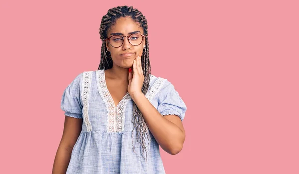 Young African American Woman Braids Wearing Casual Summer Clothes Glasses — Stock Photo, Image