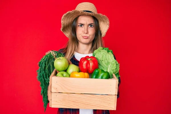 Die Schöne Kaukasische Frau Mit Dem Bauernhut Hält Gemüse Skeptisch — Stockfoto