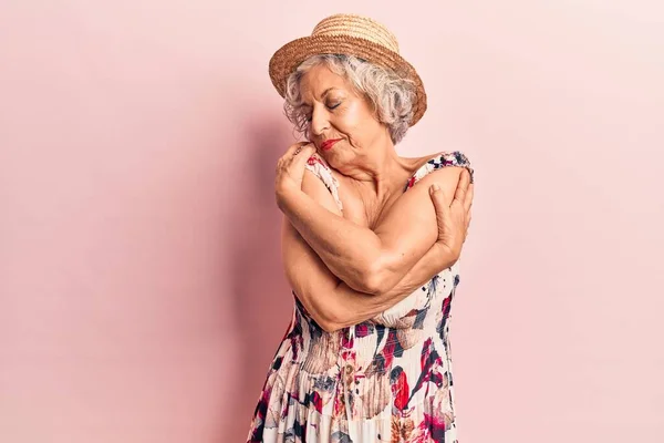 Mulher Cabelos Grisalhos Sênior Usando Chapéu Verão Abraçando Feliz Positivo — Fotografia de Stock