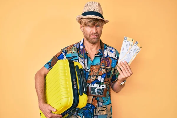 Jonge Blonde Man Draagt Zomerse Stijl Handtas Boarding Pass Sceptisch — Stockfoto