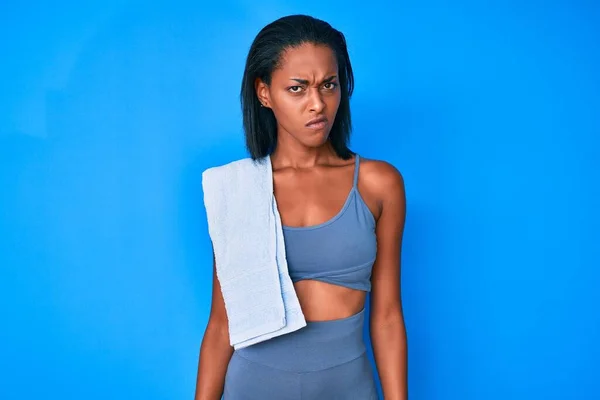 Mladá Afroameričanka Sportovním Oblečení Skeptická Nervózní Mračí Kvůli Problému Negativní — Stock fotografie
