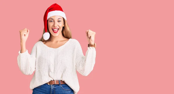 Schöne Junge Frau Mit Weihnachtsmütze Schreit Stolz Feiert Sieg Und — Stockfoto