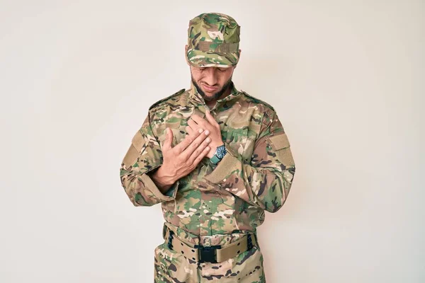 Ung Kaukasier Man Bär Kamouflage Armé Uniform Lider Smärta Händer — Stockfoto