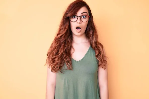 Joven Hermosa Mujer Con Ropa Casual Gafas Asustada Sorprendida Con —  Fotos de Stock