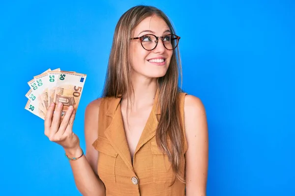 Menina Loira Jovem Segurando Notas Euro Sorrindo Olhando Para Lado — Fotografia de Stock