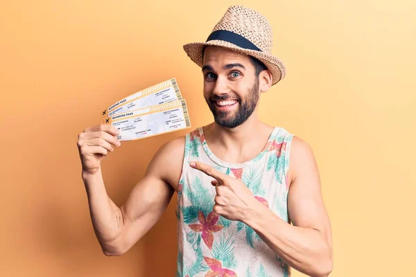 Homem Bonito Jovem Com Barba Usando Chapéu Verão Segurando Cartão — Fotografia de Stock