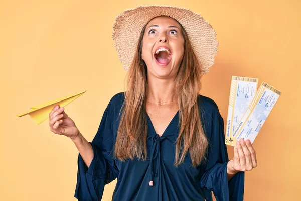 Mujer Hispana Mediana Edad Con Sombrero Verano Sosteniendo Tarjeta Embarque —  Fotos de Stock