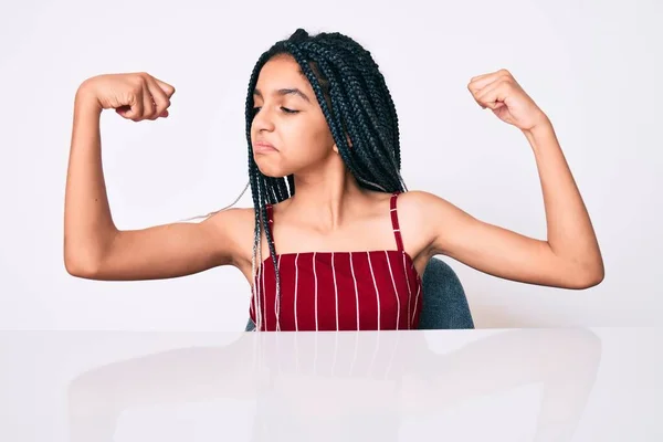 Fiatal Afro Amerikai Lány Gyermek Copfokkal Alkalmi Ruhát Visel Asztalon — Stock Fotó