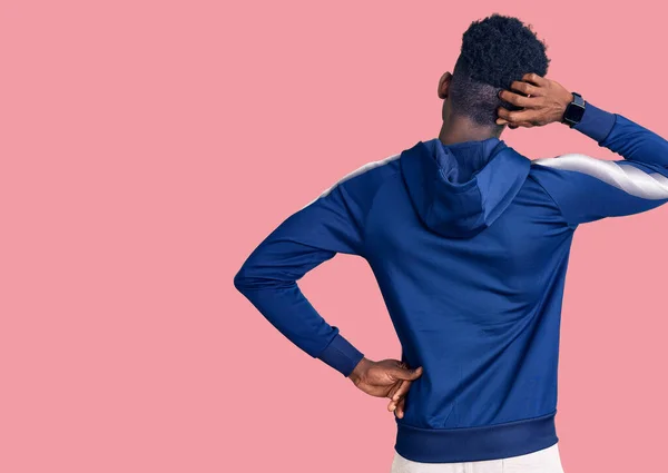 Ung Afrikansk Amerikansk Man Bär Sportkläder Baklänges Tänker Tvivel Med — Stockfoto