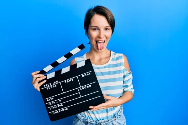 Młoda Brunetka Kobieta Krótkimi Włosami Gospodarstwa Wideo Film Clapboard Wystający — Zdjęcie stockowe