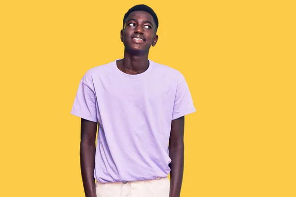 Joven Hombre Afroamericano Vistiendo Ropa Casual Sonriendo Mirando Hacia Lado — Foto de Stock