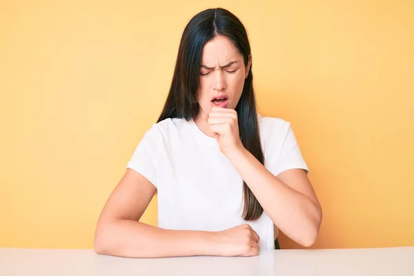 Jeune Femme Caucasienne Assise Bureau Portant Shirt Blanc Décontracté Sentant — Photo