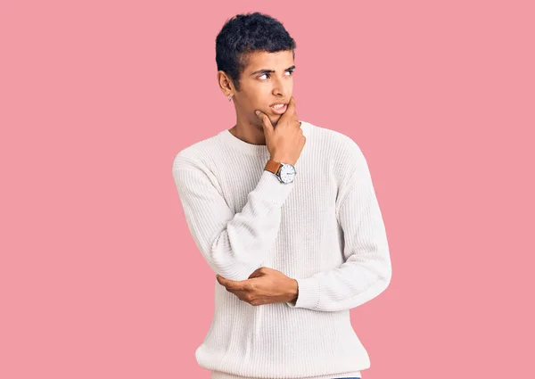 Ung Afrikansk Amercian Man Bär Casual Kläder Tänkande Orolig För — Stockfoto
