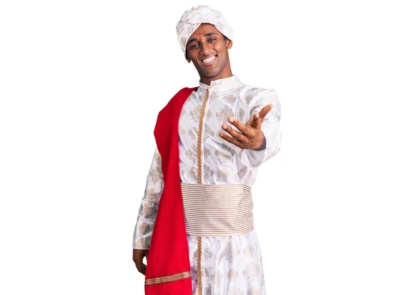 Afrikanischer Gutaussehender Mann Traditioneller Sherwani Sararee Kleidung Lächelt Fröhlich Und — Stockfoto