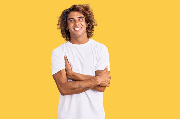 Gündelik Beyaz Tişört Giyen Genç Spanyol Adam Kameraya Bakarken Kollarını — Stok fotoğraf