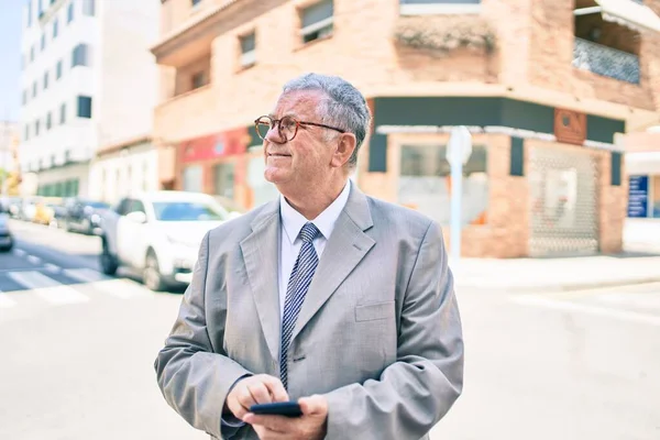 Senior Grauhaarige Geschäftsmann Mit Smartphone Fuß Auf Straße Der Stadt — Stockfoto