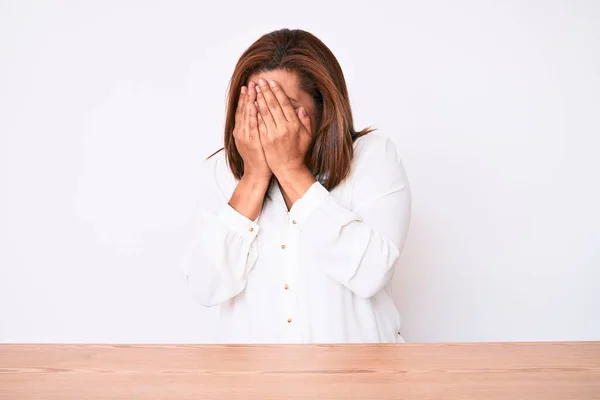 Mujer Negocios Hispana Morena Mediana Edad Con Camisa Blanca Casual —  Fotos de Stock