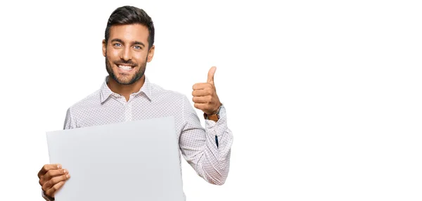 Schöner Hispanischer Mann Mit Leerem Banner Der Glücklich Und Positiv — Stockfoto