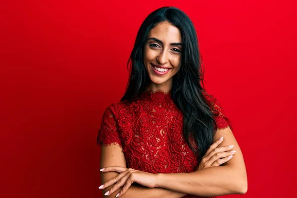 Mooie Latijns Amerikaanse Vrouw Met Elegante Kleren Rode Achtergrond Vrolijk — Stockfoto