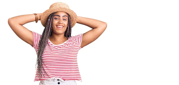Ung Afrikansk Amerikansk Kvinna Med Flätor Bär Sommar Hatt Avkopplande — Stockfoto