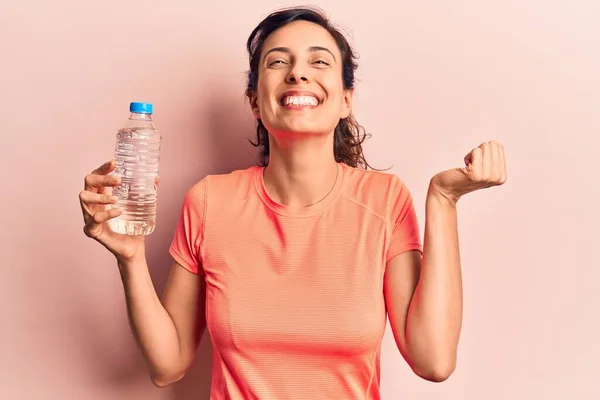 Junge Schöne Hispanische Frau Trinkt Flasche Wasser Schreit Stolz Feiert — Stockfoto