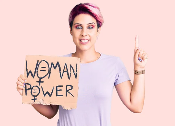 Jonge Mooie Vrouw Met Roze Haar Houden Vrouw Macht Banner — Stockfoto