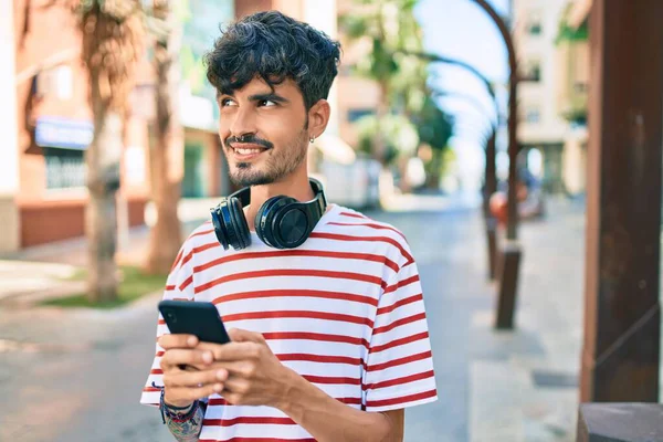 Kulaklık Takan Şehir Caddesinde Akıllı Telefon Kullanan Genç Bir Spanyol — Stok fotoğraf