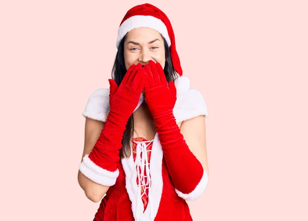 Молодая Красивая Белая Женщина Костюме Санта Клауса Смеялась Смущенно Хихикала — стоковое фото