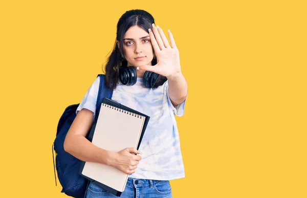 Menina Bonita Jovem Usando Mochila Estudante Segurando Notebook Com Mão — Fotografia de Stock