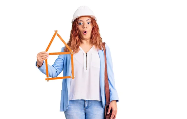 Junge Lateinische Frau Mit Architektenhut Erschrocken Und Erstaunt Mit Offenem — Stockfoto