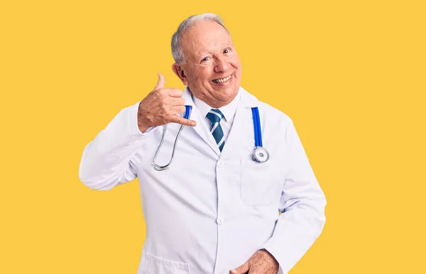 Hombre Mayor Guapo Pelo Gris Con Abrigo Médico Estetoscopio Sonriendo —  Fotos de Stock