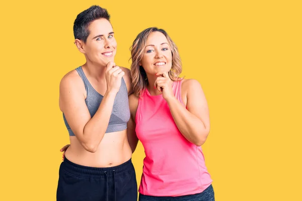 Par Mujeres Con Ropa Deportiva Mirando Con Confianza Cámara Sonriendo —  Fotos de Stock