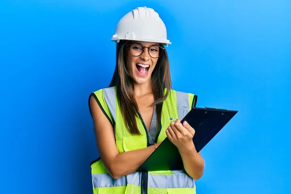 Giovane Donna Ispanica Indossa Casco Sicurezza Tenendo Appunti Sorridente Ridendo — Foto Stock