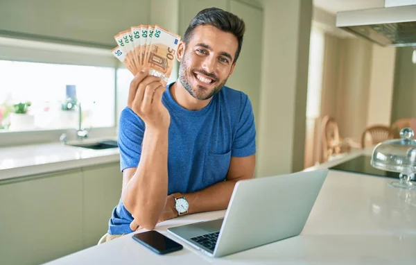 Joven Hombre Guapo Sonriendo Feliz Sosteniendo Billetes Euros Casa —  Fotos de Stock